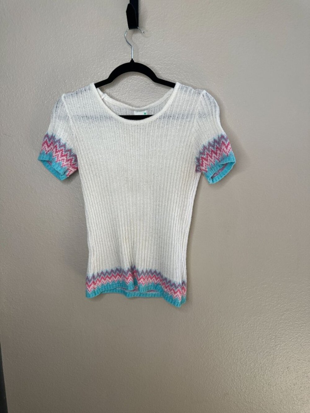 Kari White Knit Short-Sleeve Top With Pink & Blue Chevron Hem & Sleeves Vintage